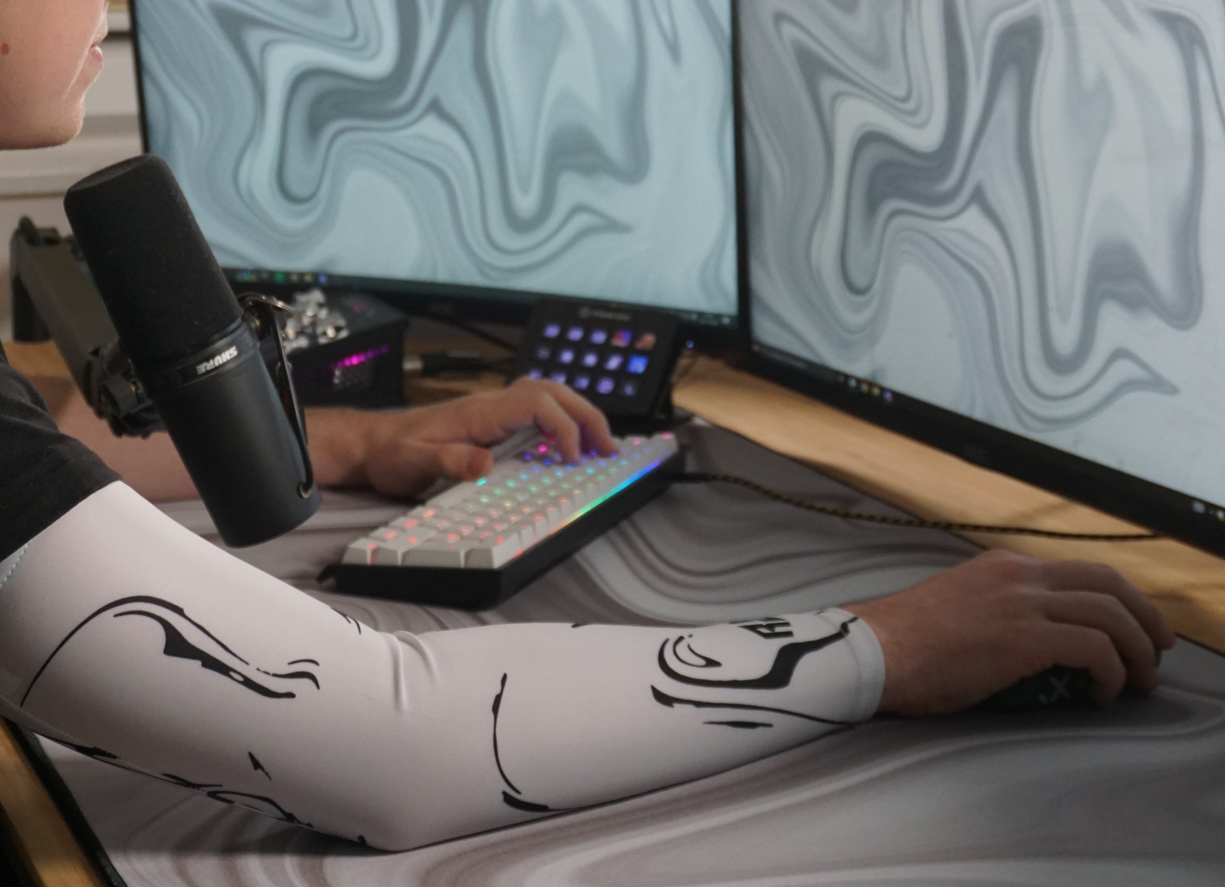 RZ WHITE BUNDLE - Mousepad (Speed) + Arm Sleeve