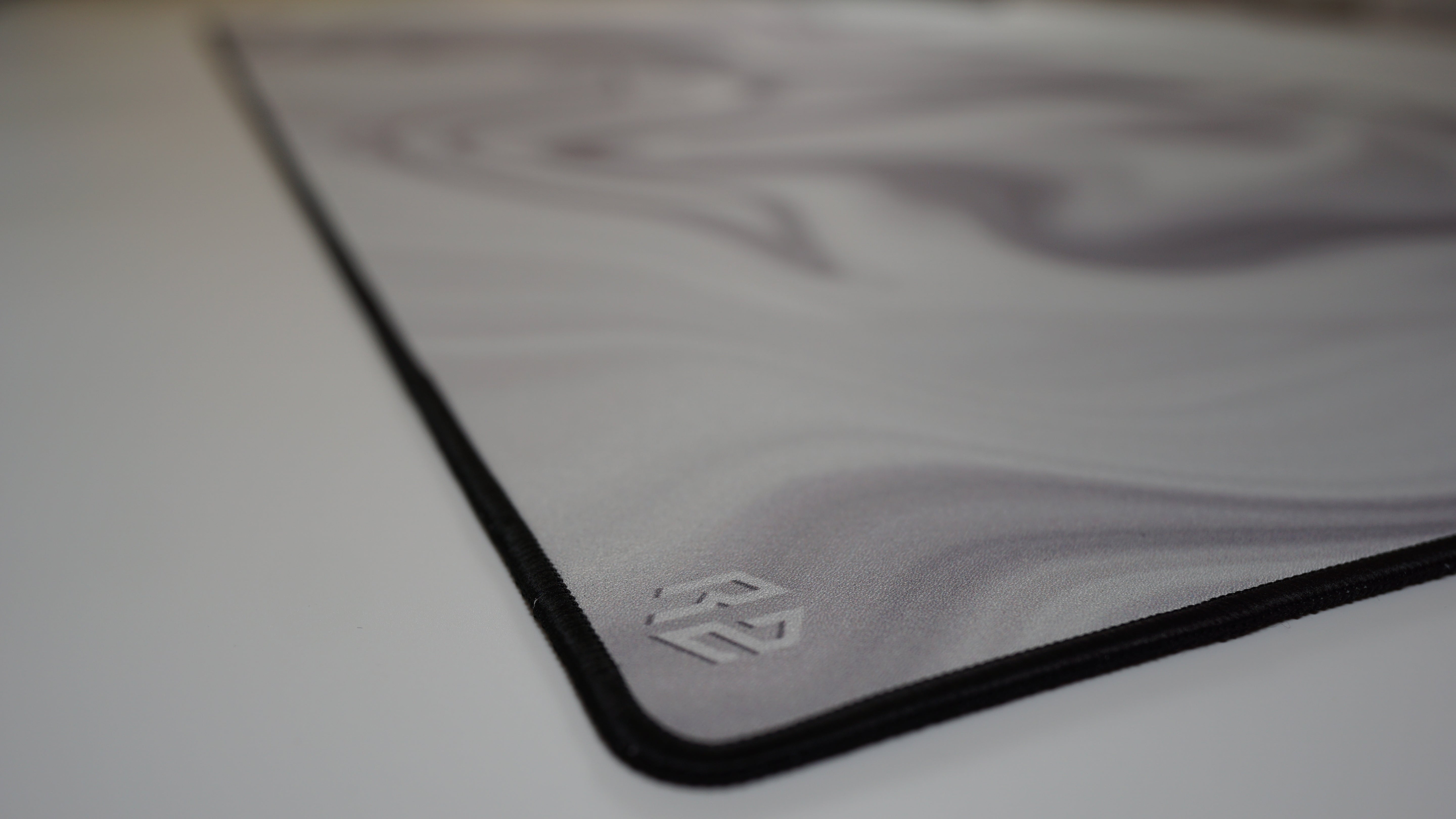 RZ Mousepad Liquid White - Control