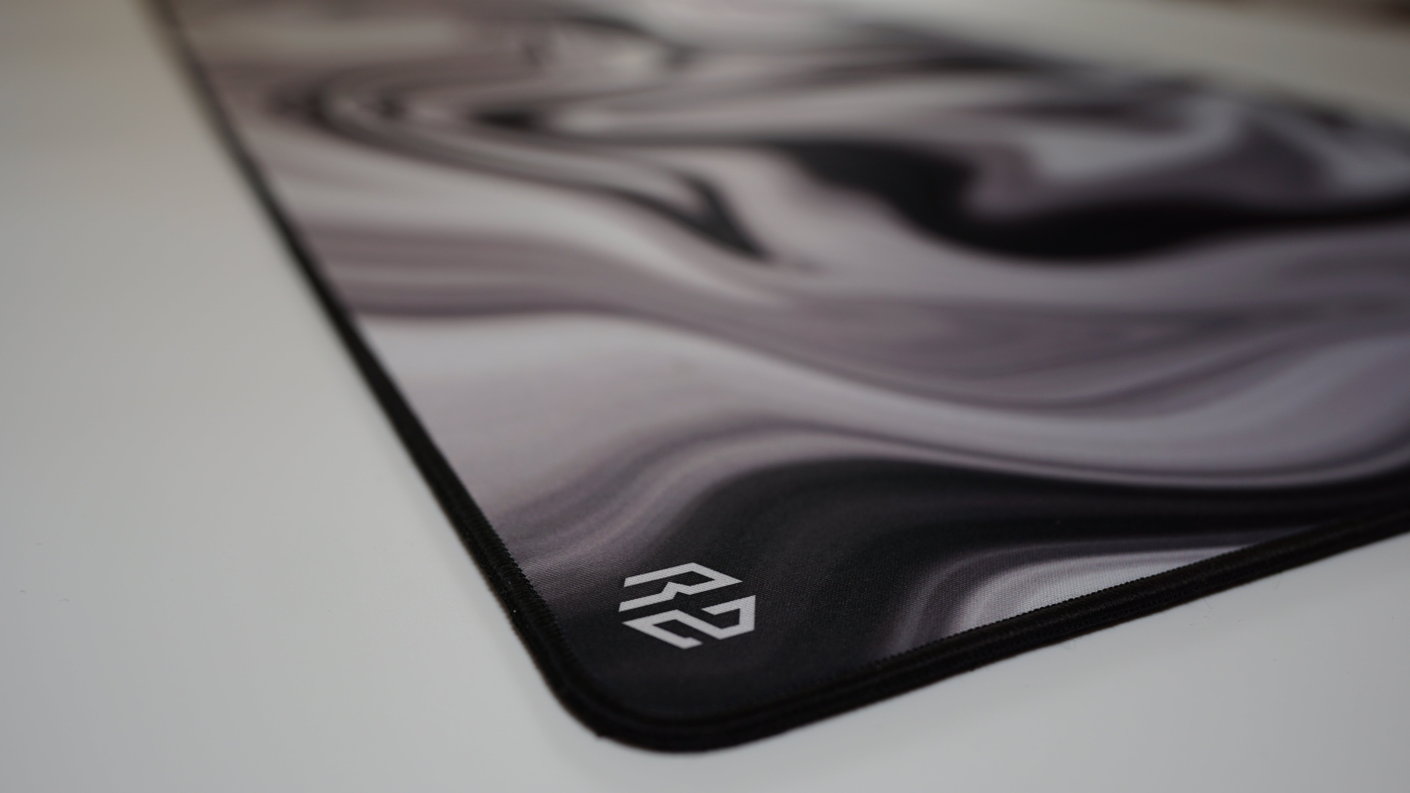 RZ Mousepad Liquid Black &amp; White - Speed