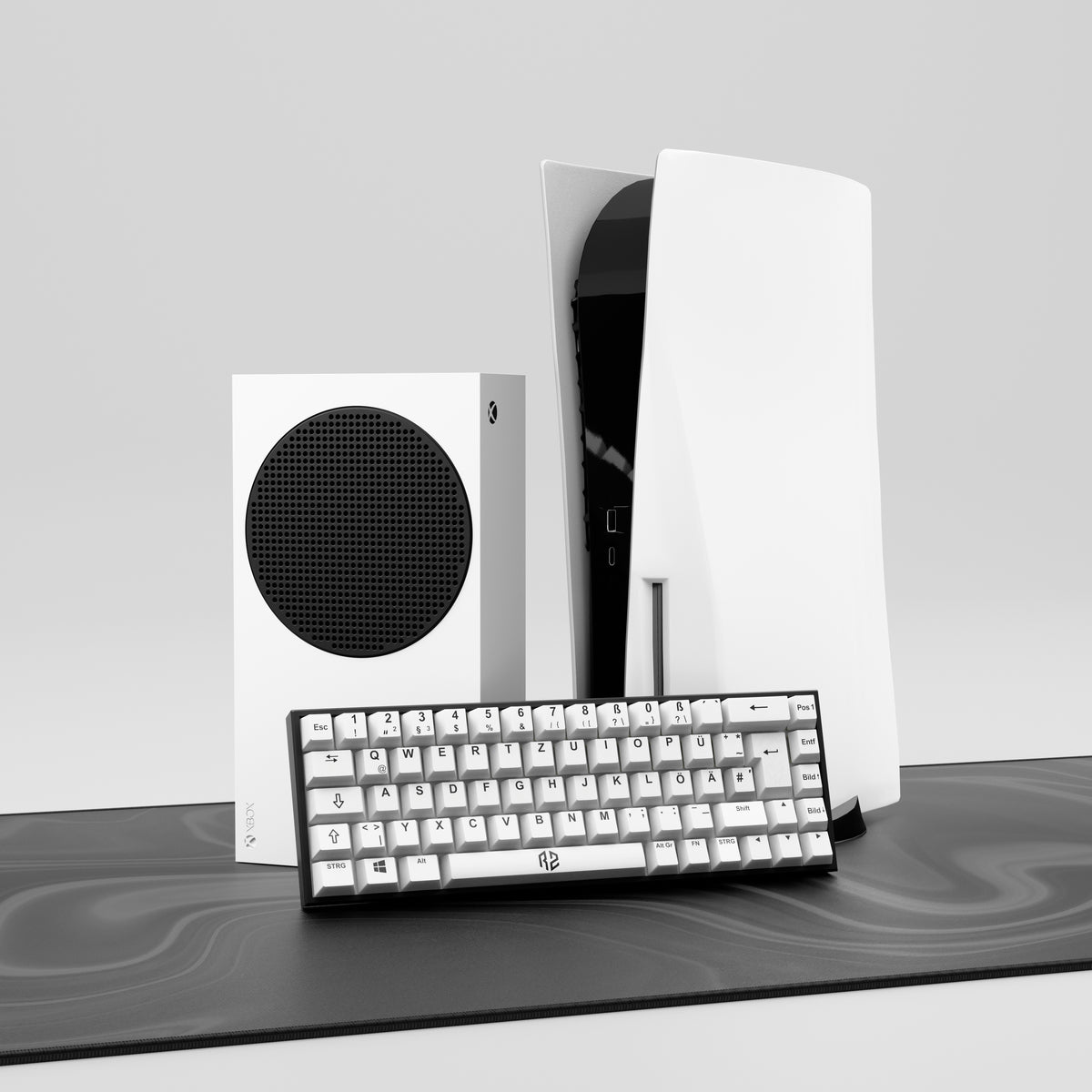RZ 65 HE Tastatur vor einer PlayStation und einer Xbox